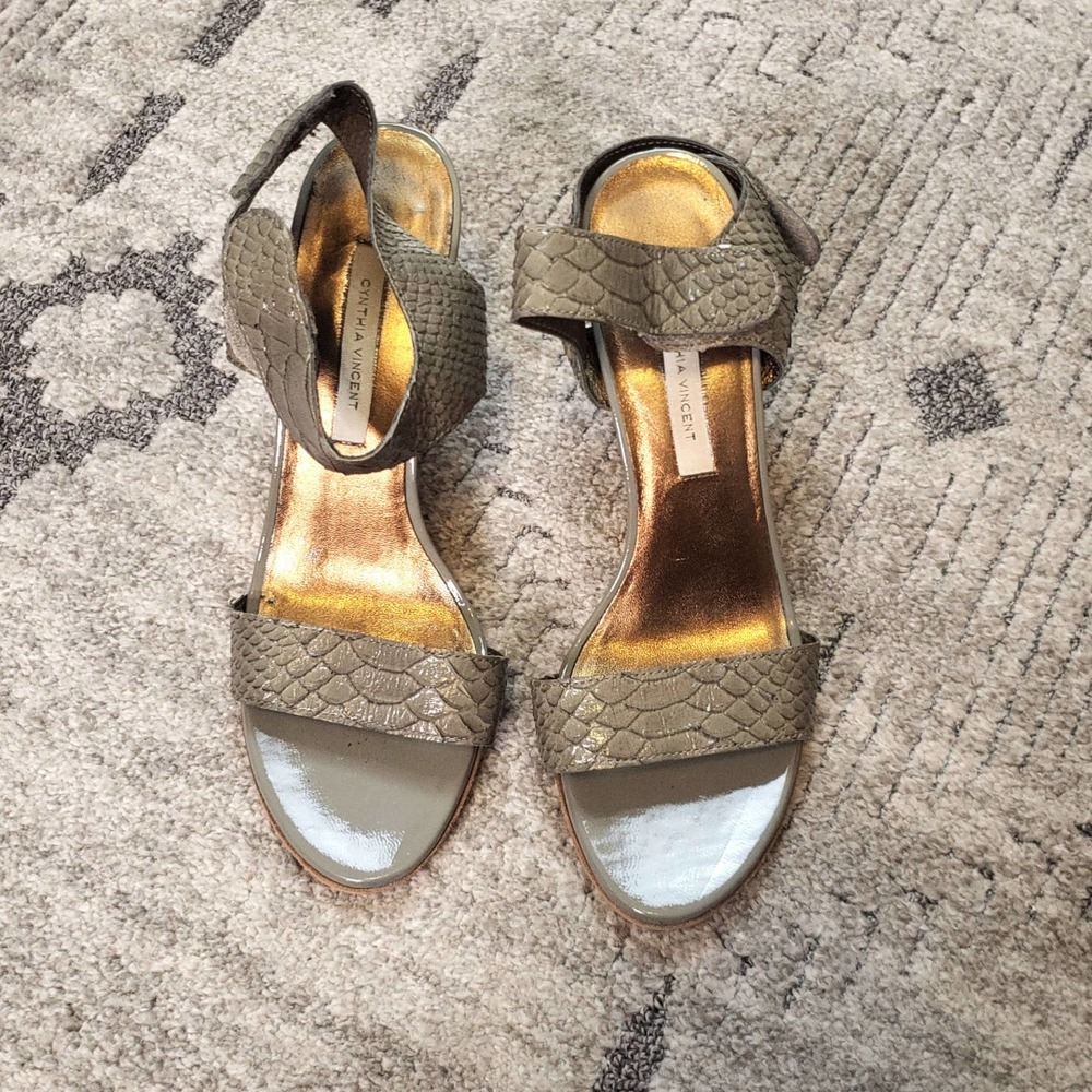 Cynthia Vincent Croc Green Sandals Siz 9